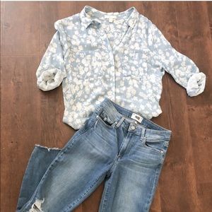 Chelsea & Violet blue/white floral button down top
